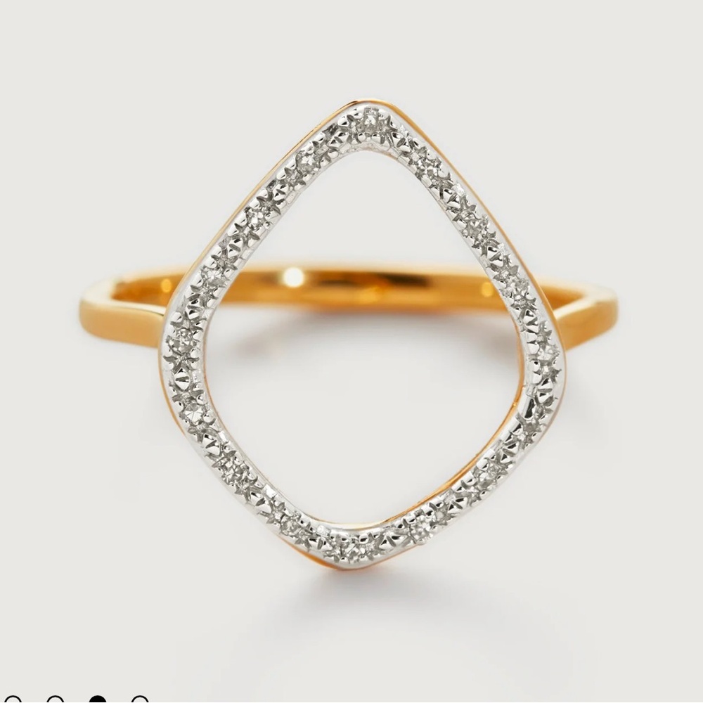 Riva Kite Diamond Ring set in 18k Gold